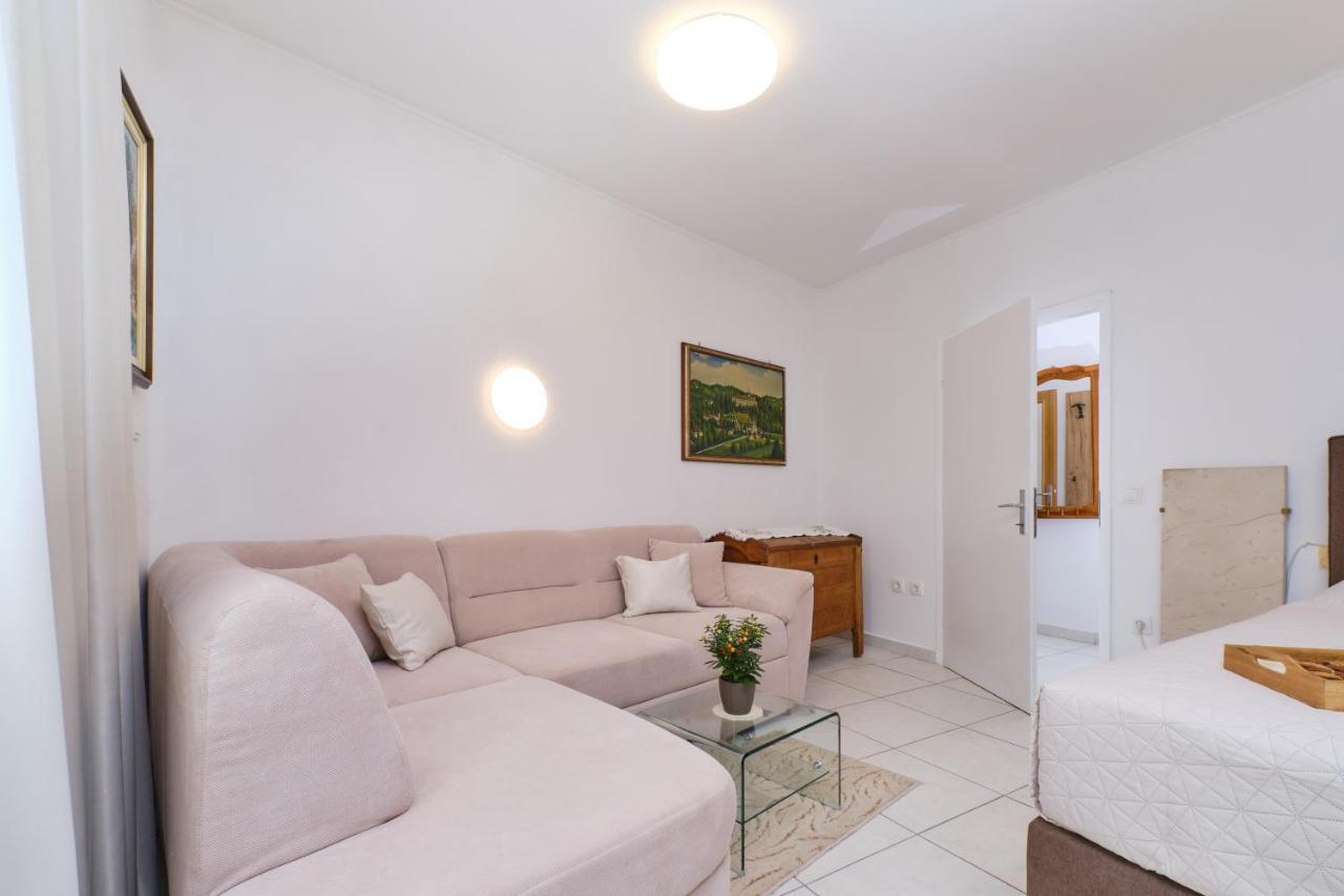Apartments Antares マリ・ロシニュ エクステリア 写真
